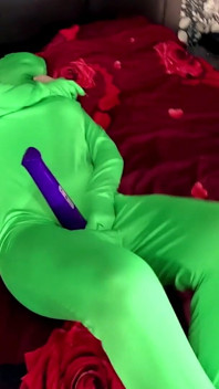 Mainan encasement Zentai penuh. Kote hitam besar mengusik dildo, faraj menampar dan merokok melalui nilon