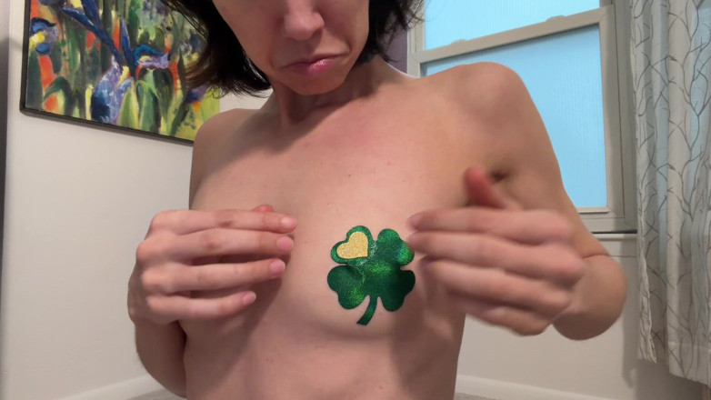 Ms_Emmy_Lynn: Küçük doğal memelere parlak shamrock pasties