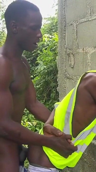 Ošukal mladého dělníka, který ho donutil sníst moje sperma