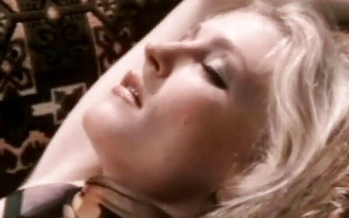 Classic Porn DVDs: Блондинка мамка отримує лизання її кицьки