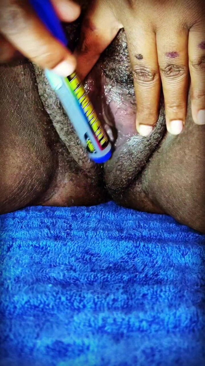 Pretty Betty22: 有人来撑开我的小穴？