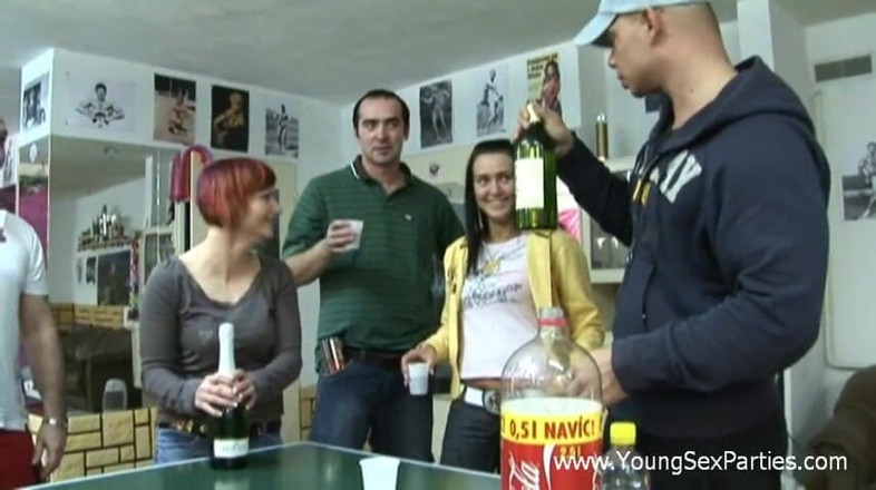 Young Sex Parties: Gymfest med en trekant