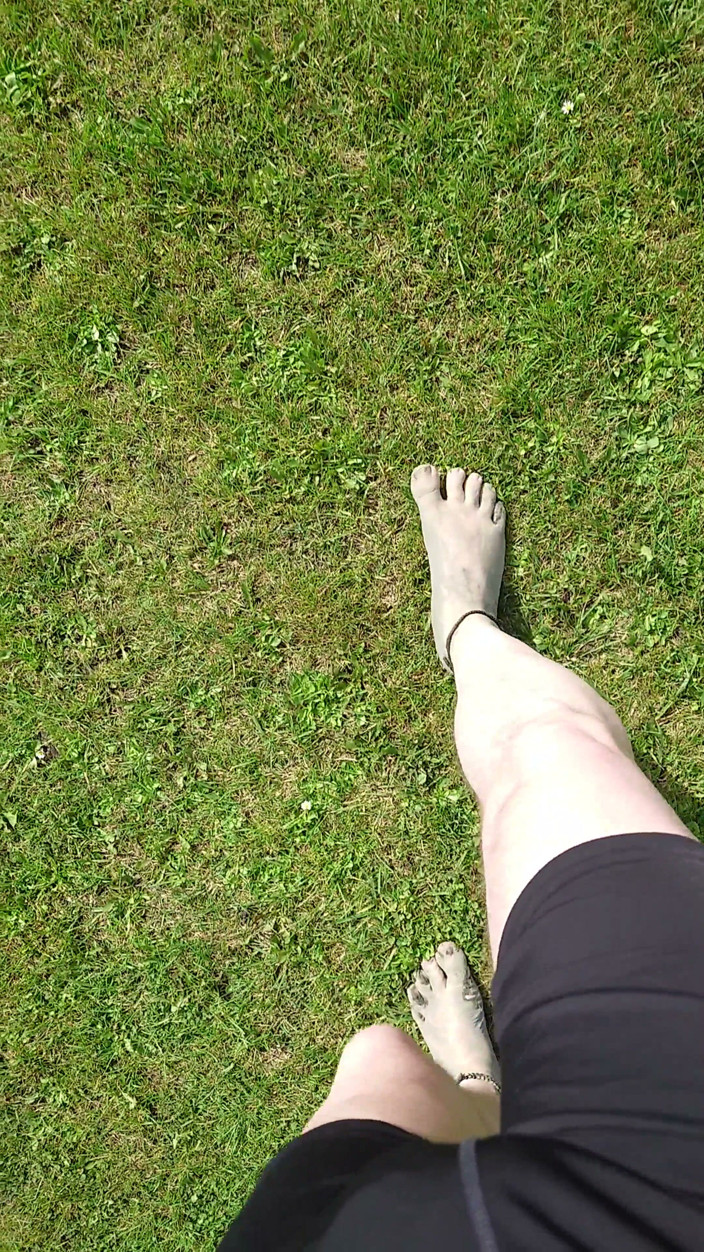Footfetish: Camminata Sulla Spiaggia Con I Piedi Sporchi