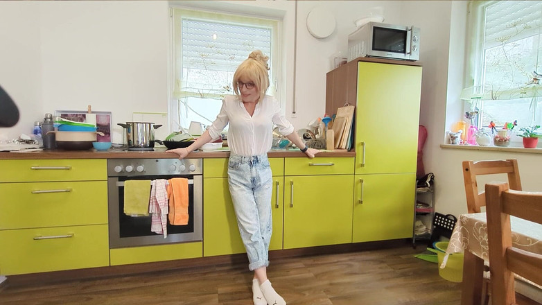 TV_Helena: Я злий на тебе, мій чувак! В якості покарання ти б'єш себе під час дрочки! Інструкція з дрочки, тортури для яєць і члена німецька