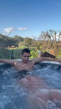 Venkovní sex se sexy blonďatou milfkou ve vířivce - jacuzzi