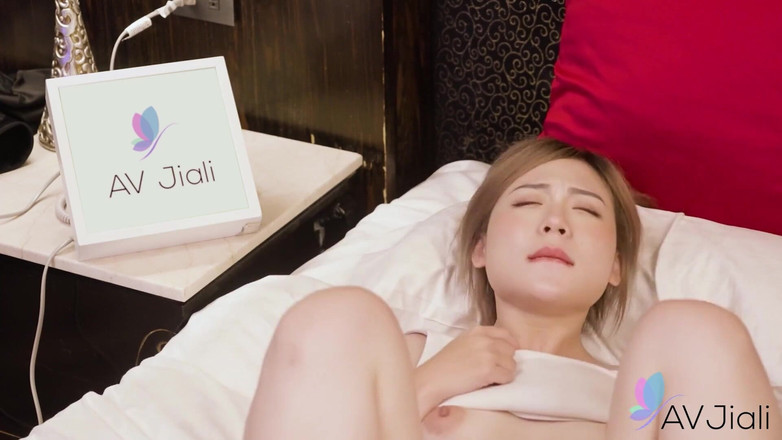 AV Jiali: Lin Siyu và người bạn đi cưỡi ngựa đến khách sạn, nơi...