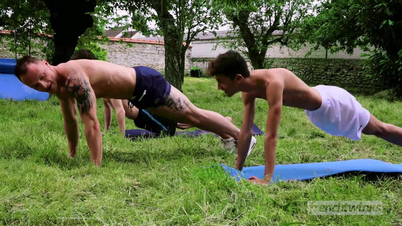 French twinks: 18letá dvojčata dostává čtyři výstřiky na obličej