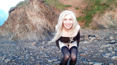 The Midnight Minx: Themidnightminx posando sulla spiaggia