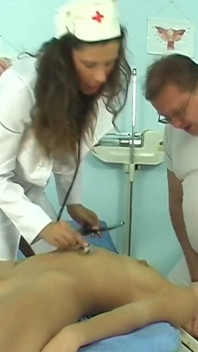 医生撒尿 - 年轻的天真女孩electta angels被Tim Wetman彻底撒尿