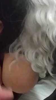巨乳ふしだらな女は、熱い精液をたくさん彼女の口いっぱいに満たす3つのコックを吸うことを楽しんでいます。