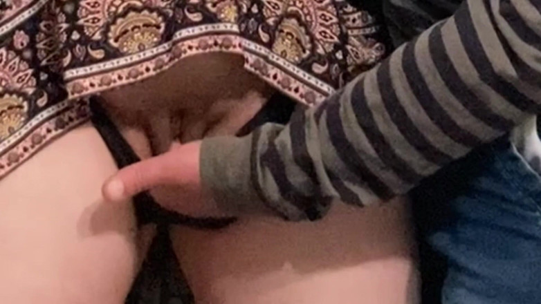 PriyaNaavya: 보지를 핑거링하는 늙은 새아빠 