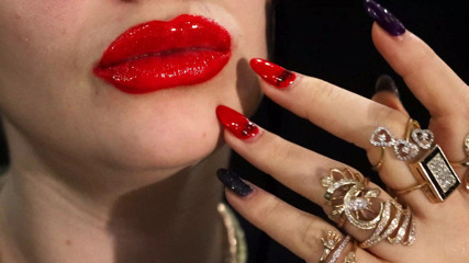 Goddess Misha Goldy: Lippenstift & sieraden & nagelsfetisj