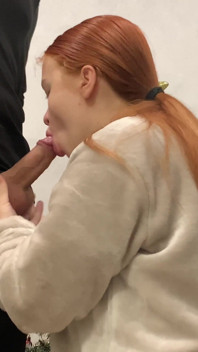 배다른 형제에게 펠라를 주는 18살 소녀