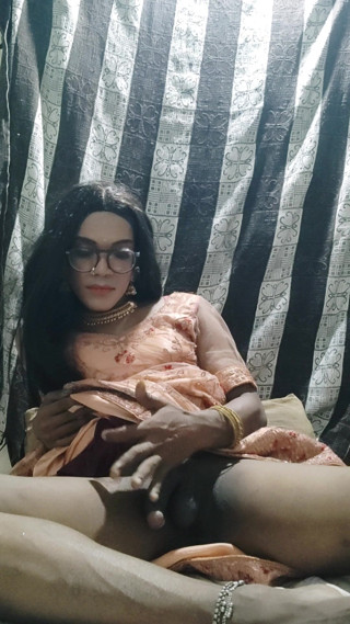 Keerthanakeerthi95: Desi Indian Shemale Cumming in Traditional Lehanga and Eating Her...