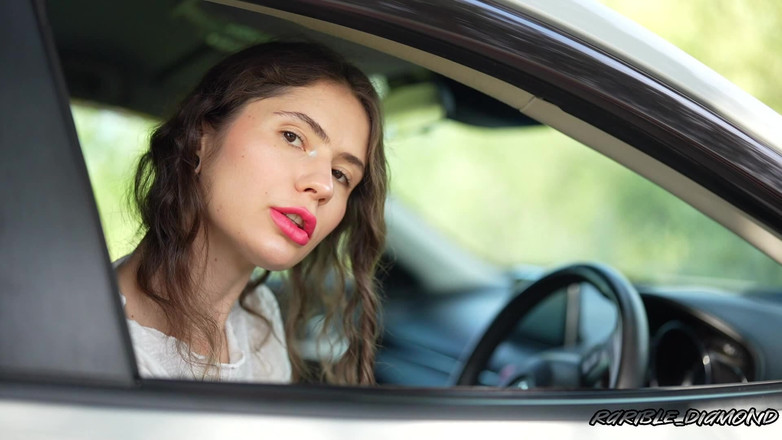 Rarible Diamond: Traviesa colegiala tiene marcas de lápiz labial rosa