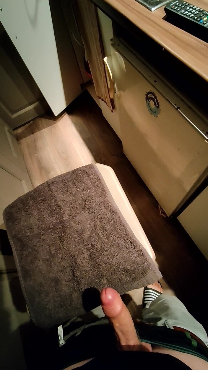 LcDream: Piccolo Cazzo Cums Su Sgabello Da Bar in Preservativo