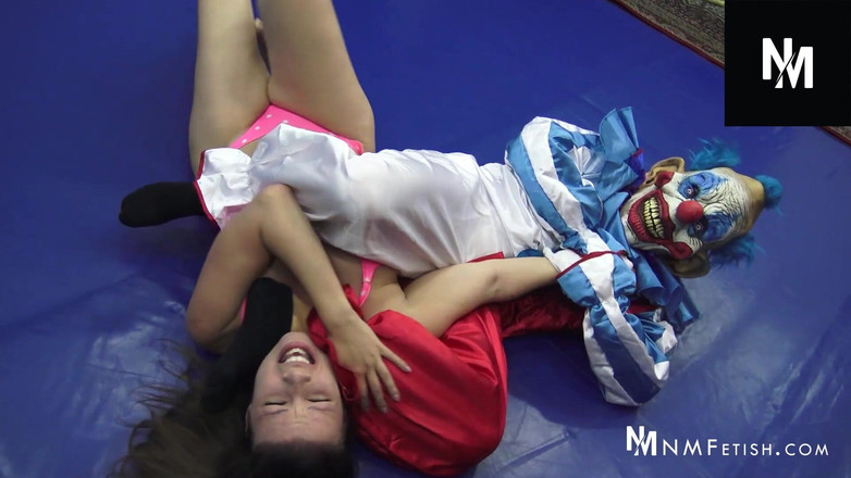 NM fetish wrestling videos by Princess Nikki: Sophie lotta il pagliaccio