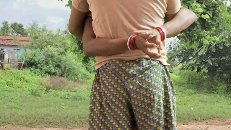 Trilokinath: Indian Desi piękny młody pracownik zerżnięty przez jej menedżera w...