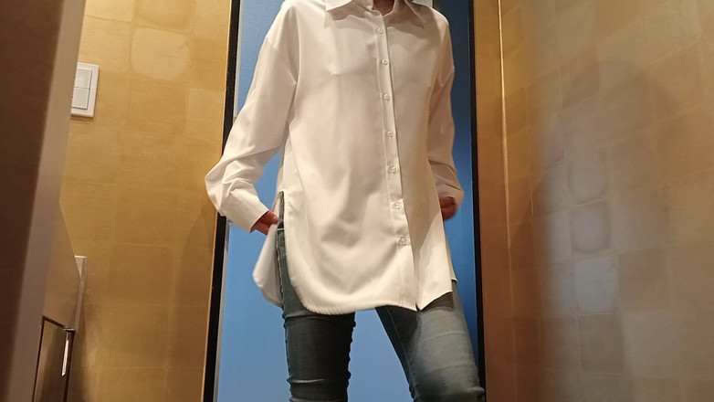 Mayumi Kanzaki: sundává si spodní prádlo a obléká si úzké džíny a košili.