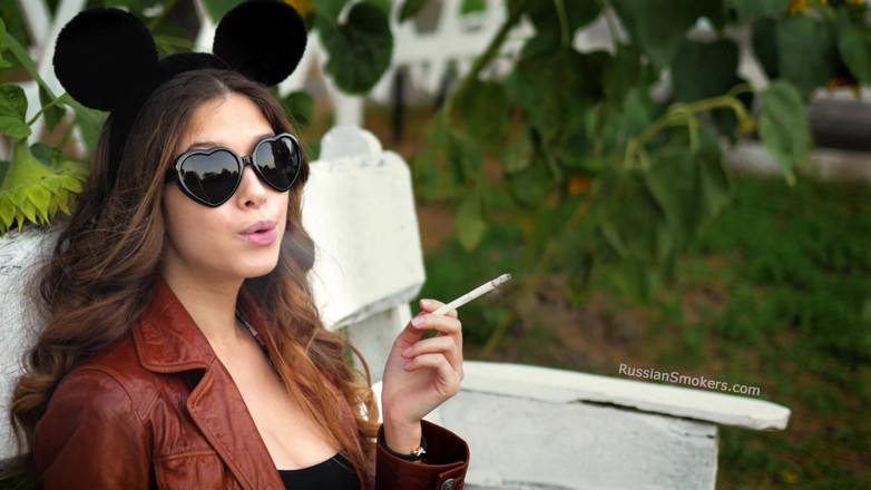 Russian Smokers: Şehvetli Rus melek güneş ışığında sigara içiyor