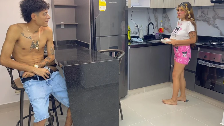 Gabriela Wish: Meine schüchterne stiefschwester erwischt mich beim masturbieren in der küche,...