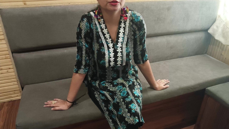 Saarabhabhi6: Jija Ji förförd av Saalis sexiga kropp knullade hennes fitta...