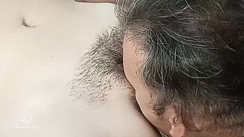 KarameloVzla: 目隠しをした義理の娘が毛むくじゃらのマンコを手放す