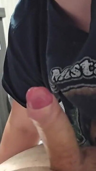 Chupando su polla por el culo en el espejo y me folla la cara hasta que me reventa una nuez por toda la boca y trago como una buena chica