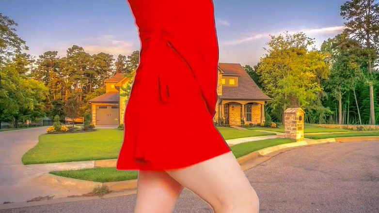 Kitty_Cross: Fată transsexuală dulce aplecată de perete cu zâmbet coy