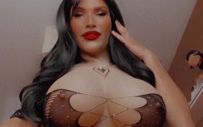 Sissy Slut Brianna: 젖탱이를 보여주는 소녀