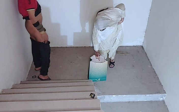 Faryal: Fidanzata ki khala ko choda- appuntamento con regalo sulle scale...