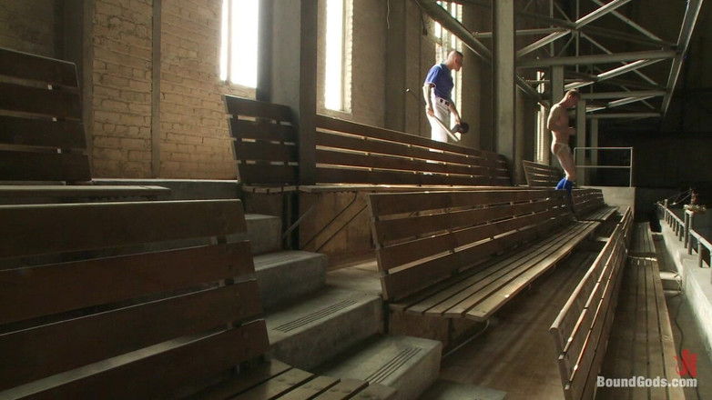 Bound gods: Inocente atleta de beisebol é tocado por seu treinador.