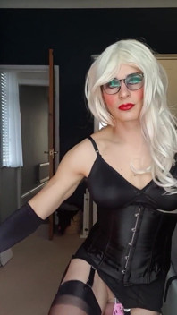 Taquinage dans ma lingerie, gants en satin.