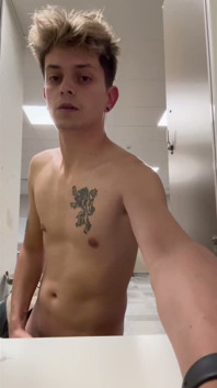 Wurde geil im fitnessstudio während des trainings, also beschloss ich, das risiko einzugehen und zu wichsen in der hoffnung, erwischt zu werden