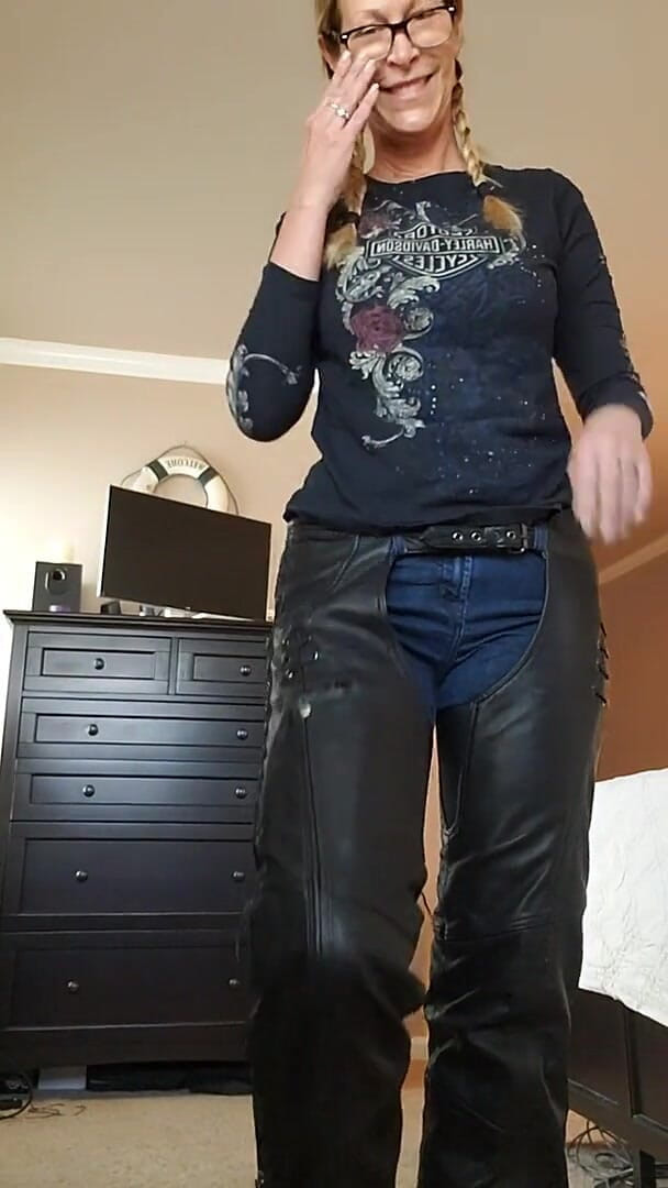 JessRyan: Jess Ryan, milf camgirl, en cuir, a l’air sexy