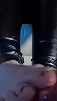 La madrastra Kira se masturba con los pies