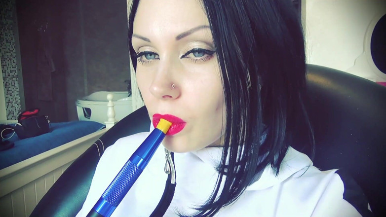 Goddess Misha Goldy: 관능적인 후카 흡연 모음집