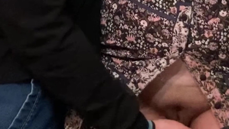 Niki studio: 地下鉄で変態が膣を擦っている