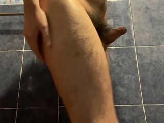 Cock massage: 大学男人展示屁股并射出大量精液