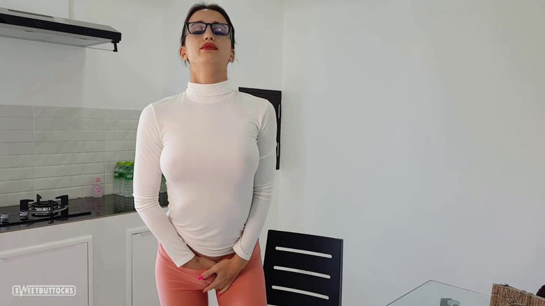 SweetButtocks: 她下班回家，开始用假阳具操自己的菊花