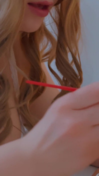 Büyük memeli orta yaşlı seksi kadın gerçekten ne kadar susamış olduğunu göstermek için boyalarını koyuyor.