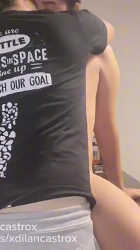 Meine hetero-nachbarin fickt meinen schwulen arsch ohne gummi in der küche und kommt in creampie
