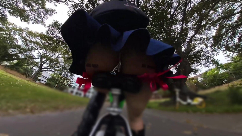 Asiansissypublic: Ahli pameran berjalan dan menunggang dengan palam punggung, Garter Merah...