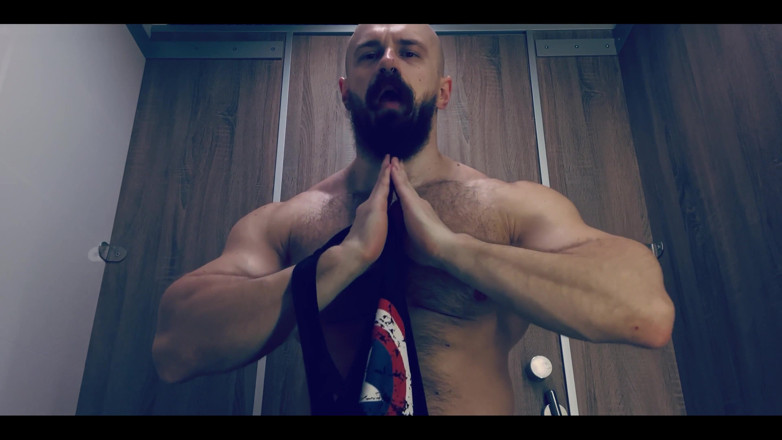 Mister Stone: Respirazione dura, profumo di musculina, vene e muscoli sporgenti