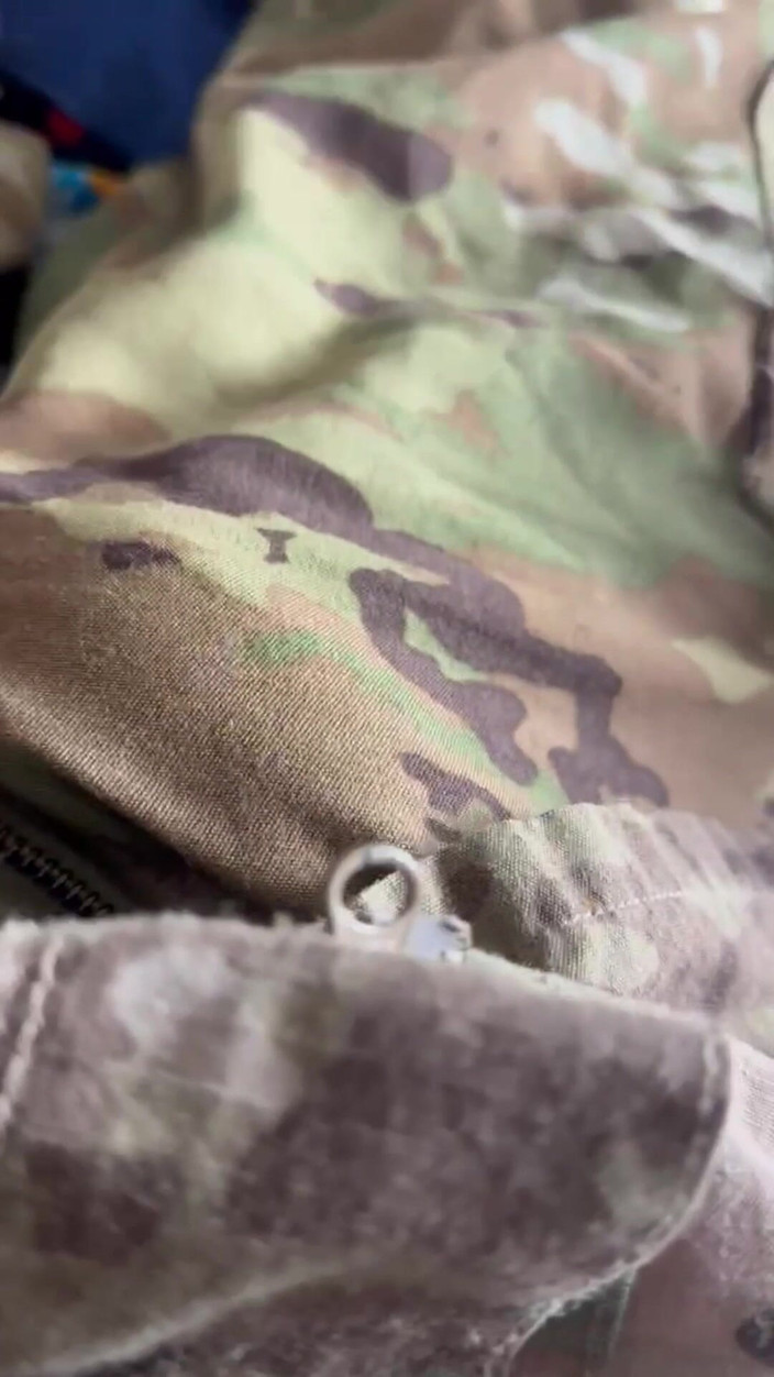 Gay Soldier Stuff: Armádní specialista tvrdě pracuje a potřebuje se dostat do místnosti...