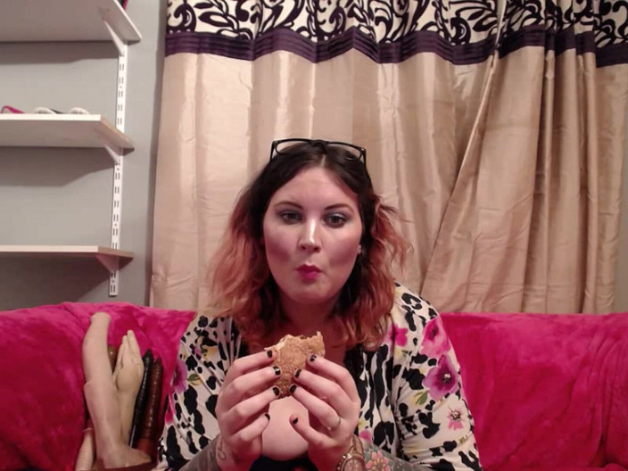 MissFFW: Міс дві жінки й чоловік їдять бургер між кліпами