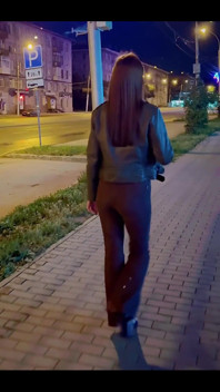 자지를 빨고 빨아주는 거유 밀프 야간 산책은 훌륭합니다, 그렇지 않습니까?