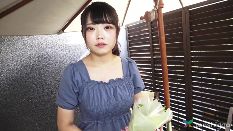 Tenshigao: Asami Wakana is een huisvrouw die verkleed is in kostuum...