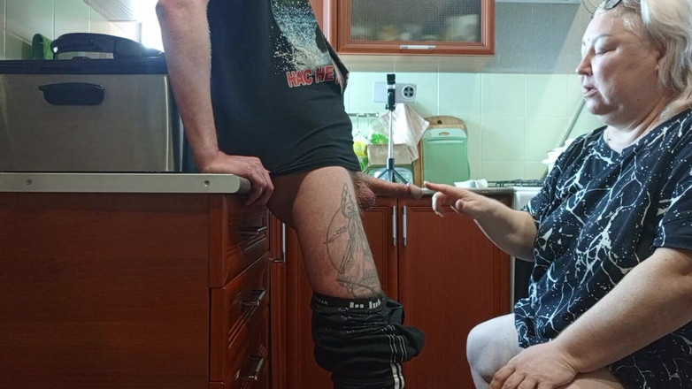 Zona901: 오럴 후 정액을 뱉는 새엄마