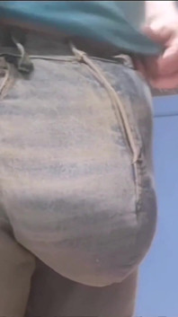 Jeans grandi estremi che sporgenti su jeans fatti a mano